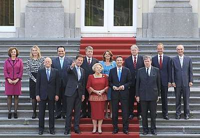 De Nederlandse regering in 2010-2012; de ministers van het kabinet-Rutte I met koningin Beatrix.