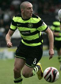 Photo of Scott Brown playing for Celtic in 2009, wearing "bumblebee" away top