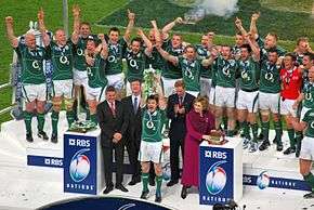 O'Driscoll lifting the Six Nations trophy in 2009