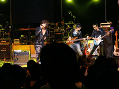 Boohwal performance scene at a U.S. Concert