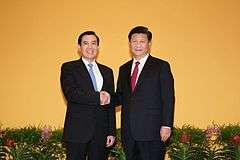Ma Ying-jeou (left) and Xi Jinping (right) met in Singapore and shook hands on 7 November 2015