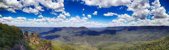 View of Jamison Valley from north escarpment, outside Katoomba:Three Sisters far left; Mount Solitary left of centre; Narrowneck Plateau, far right