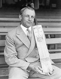 Bradman posing with his "Don Bradman" Sykes brand bat in 1932