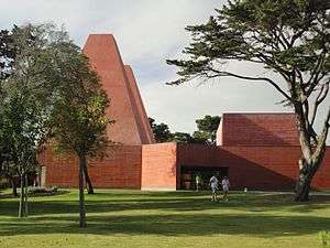 {{Red pyramid-shaped towers in parkland on the edge of Cascais town centre}}