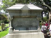 Very large, imposing grave stone, perhaps 15 feet (4.6&nbsp;m) high, with simply Calhoun's birth and death dates engraved.