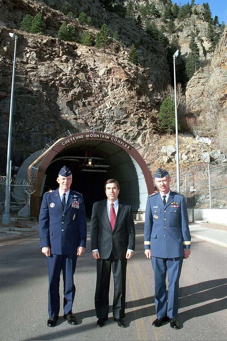 DF-SD-01-08378 US Ambassador to Canada Gordon Giffin (center) with US Air Force General Myers (left) and USAF Lieutenant General George Macdonald.JPEG