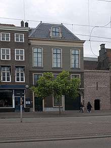 The Gallery is in the top floor of the building on the left. On the right is the entrance to both gallery and the adjecent Museum Gevangenpoort