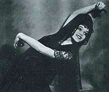 Doris Niles, smiling in a Spanish dance pose, from a 1922 issue of Broadway&nbsp;Brevities