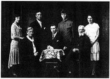  Gustav Simon (center) with family in the 1930s.