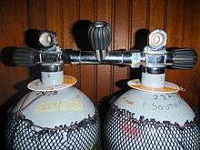  Two 12-litre steel cylinders with DIN outlet valves connected by a manifold with a central isolation valve.