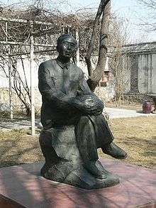 A statue of Guo Moruo sitting.
