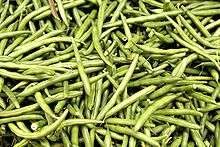 Lots of green beans in a pile