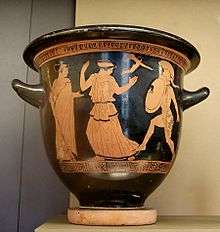 Vase à figures rouges : deux figures féminines, un génie ailé et un guerrier casqué avec un bouclier