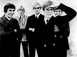 Publicity photo of Herman's Hermits, with Leckenby in the centre