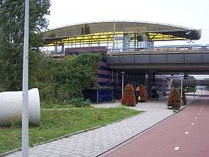 Photograph of Isolatorweg metro station's island platform