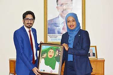 Junaib Abbasi presented portrait of H.E.Mrs Khadija Mohamed Almakhzumi