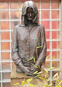 Statue of Maggie Jencks at Maggie's Centre in Edinburgh