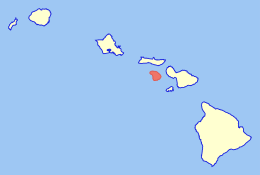 A map of Hawaii highlighting the island of Lāna&#x02BB;i, a small, comma-shaped island in the middle of the chain.