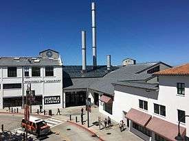 The main entrance of the Monterey Bay Aquarium and the smokestacks on its roof resemble the former Hovden Cannery that it replaced