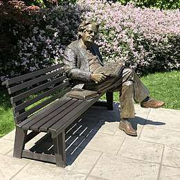 Statue of Northrop Frye sitting on a bench at the University of Toronto