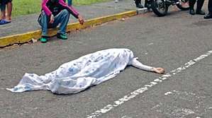 A dead body in the street, Paola Ramírez, covered with a sheet