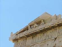 Bâtiment antique : haut des colonnes ; entablement avec métopes