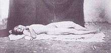 Photographie du corps de Marie Baday par Bernabé en 1855, exposé sur le parvis de l'église de Tramoyes.