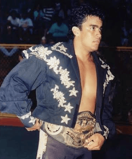Ray González with the classic title belt.