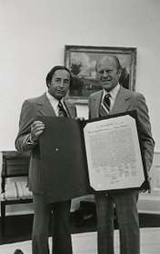Richard DeVos and Gerald Ford (1975-06-06).jpg