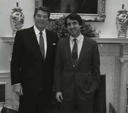 Ronald Reagan with Richard Bond 1982.jpg