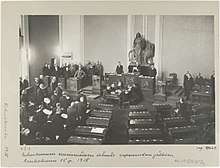  Parliament is convening for the first time after the war. White and German soldiers dominate the picture while only one person from the opposition social democrats is present. Thus, it was sarcastically called a Rump Parliament.