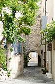 An alley in Saint-Cannat