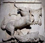 Sculpture en marbre carrée ; combat entre un homme et un centaure.
