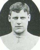 Short-haired young white man wearing a light-coloured sports jersey